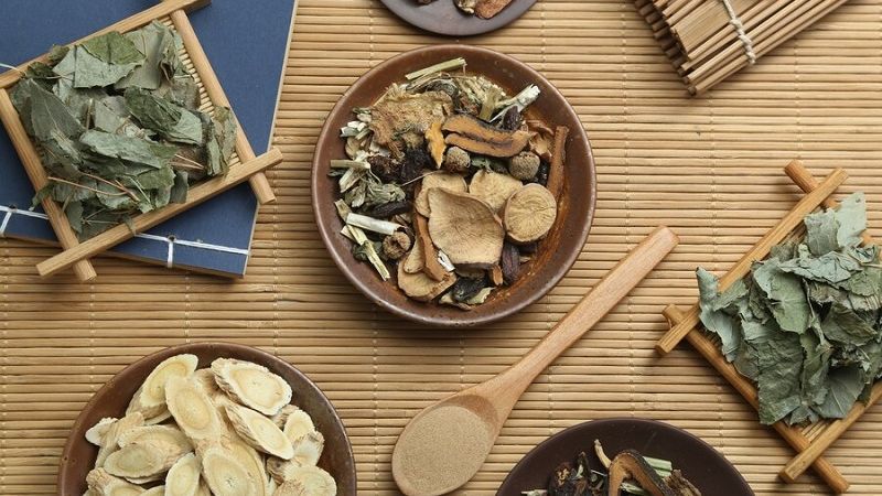 Các sản phẩm thảo dược thường có cơ chế làm dịu và phục hồi tự nhiên, không gây kích ứng hay tổn thương lên vùng da hậu môn